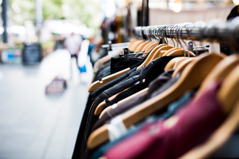 boutique-CANNES-min_blur_close_up_focus_hanger_jacket_market_people_rack-1176303
