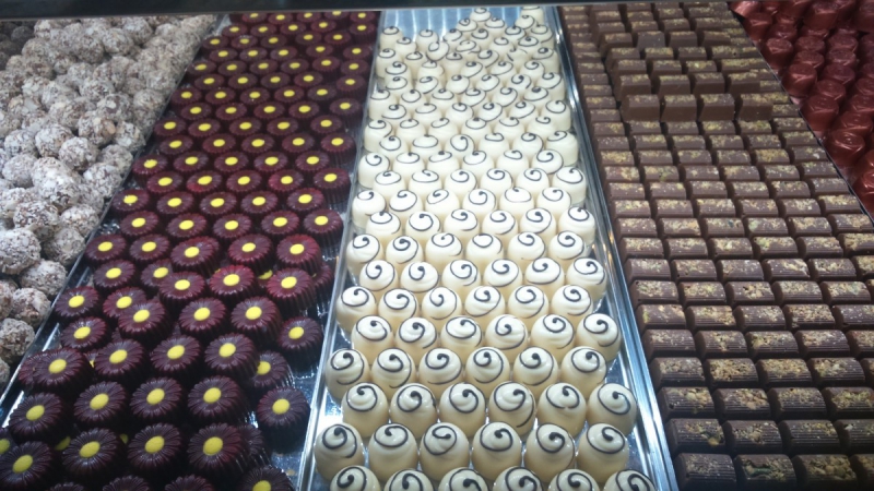 boutique-CANNES-min_chocolates_milk_chocolate_white_chocolate_truffles_candy_food_treat_cacao-1213769