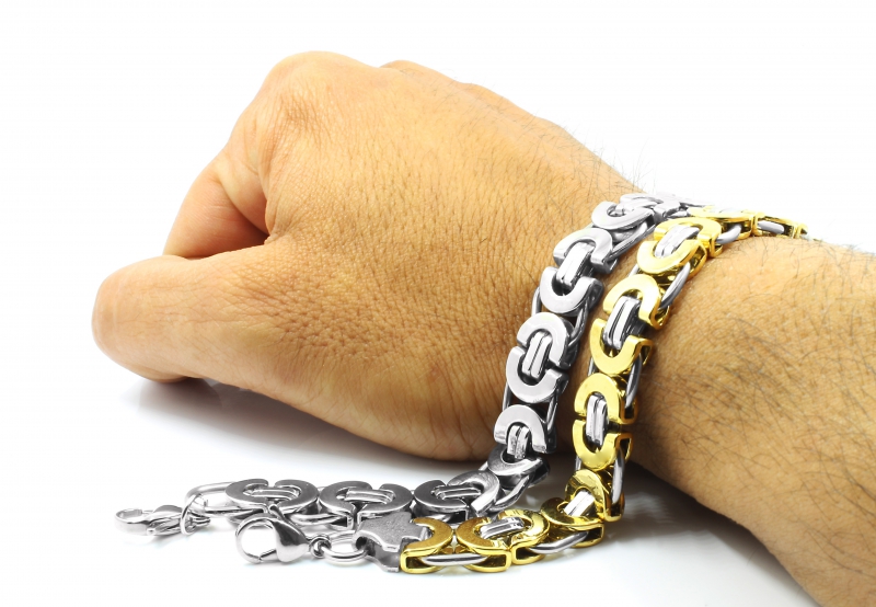 boutique-CANNES-min_hand-white-chain-isolated-steel-gift-1069880-pxhere.com