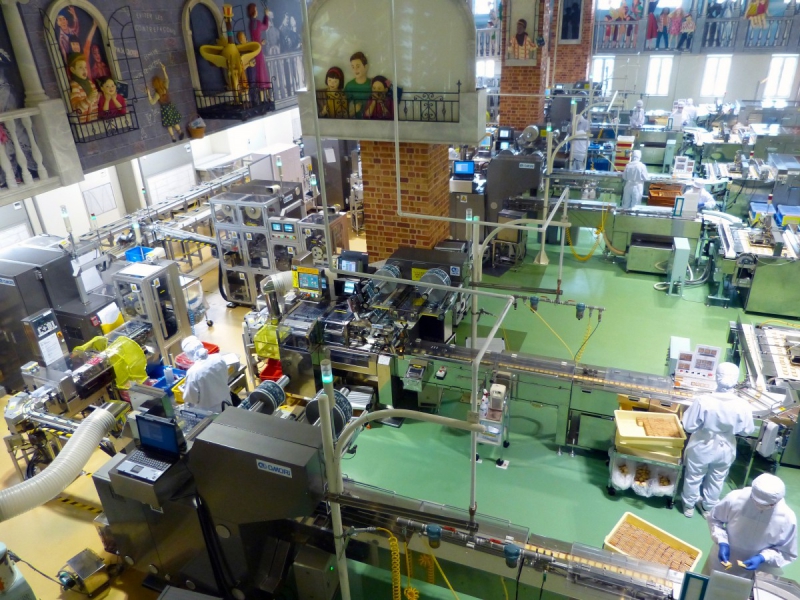 boutique-CANNES-min_japan_sapporo_chocolate_factory_label_packaging_cookie_machine_operators-961509